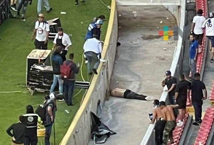 Fanáticos de Querétaro y Atlas tiñen de rojo, con violencia el futbol mexicano