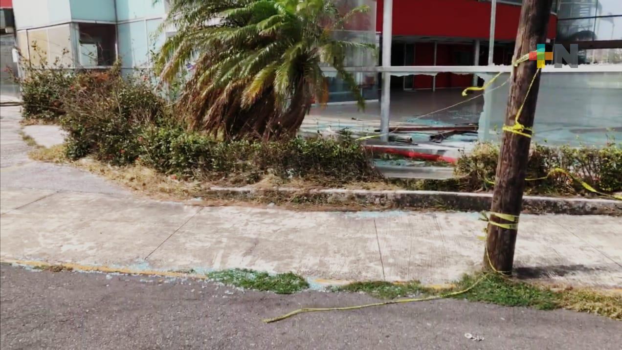 Norte rompe cristales de edificio en Boca del Río