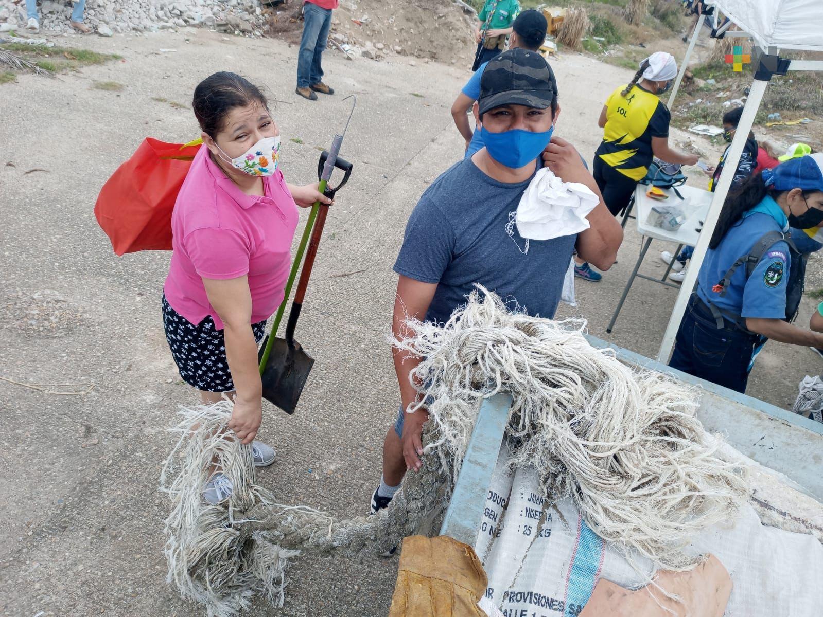 Recolectan cerca de media tonelada de basura en playa de Coatzacoalcos