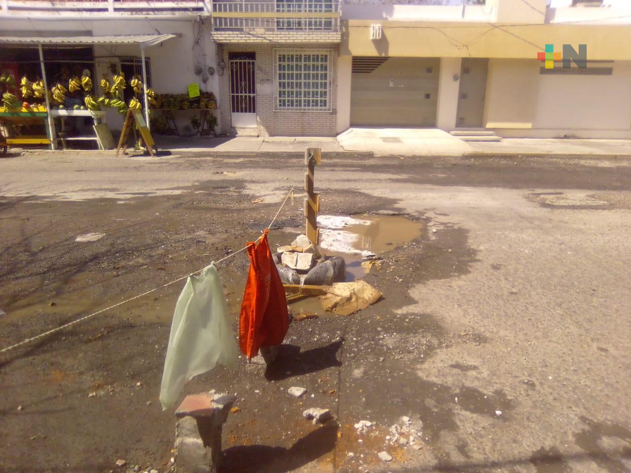Denuncian fuga de agua en calle Jiménez del puerto de Veracruz