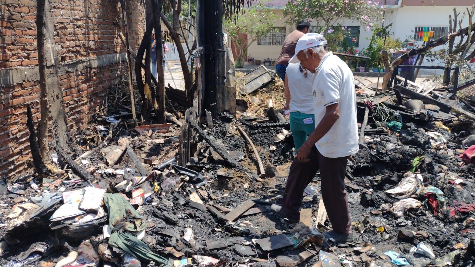 Adulto mayor pierde su casa por incendio; vivía con sus gatos