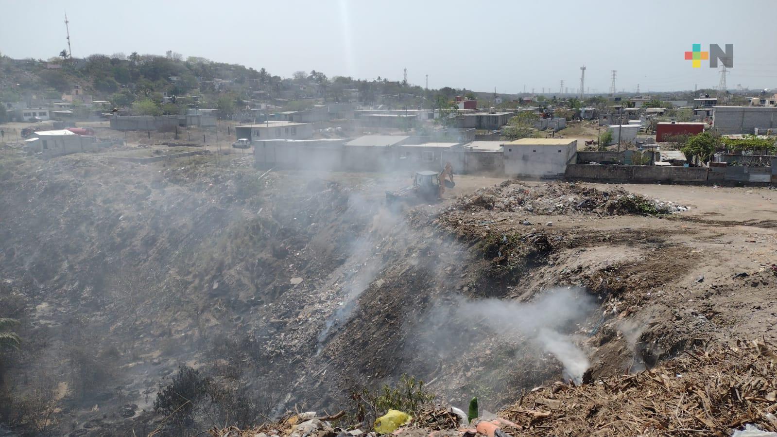 Bomberos atiende incendio en basurero de Lomas del Ángel