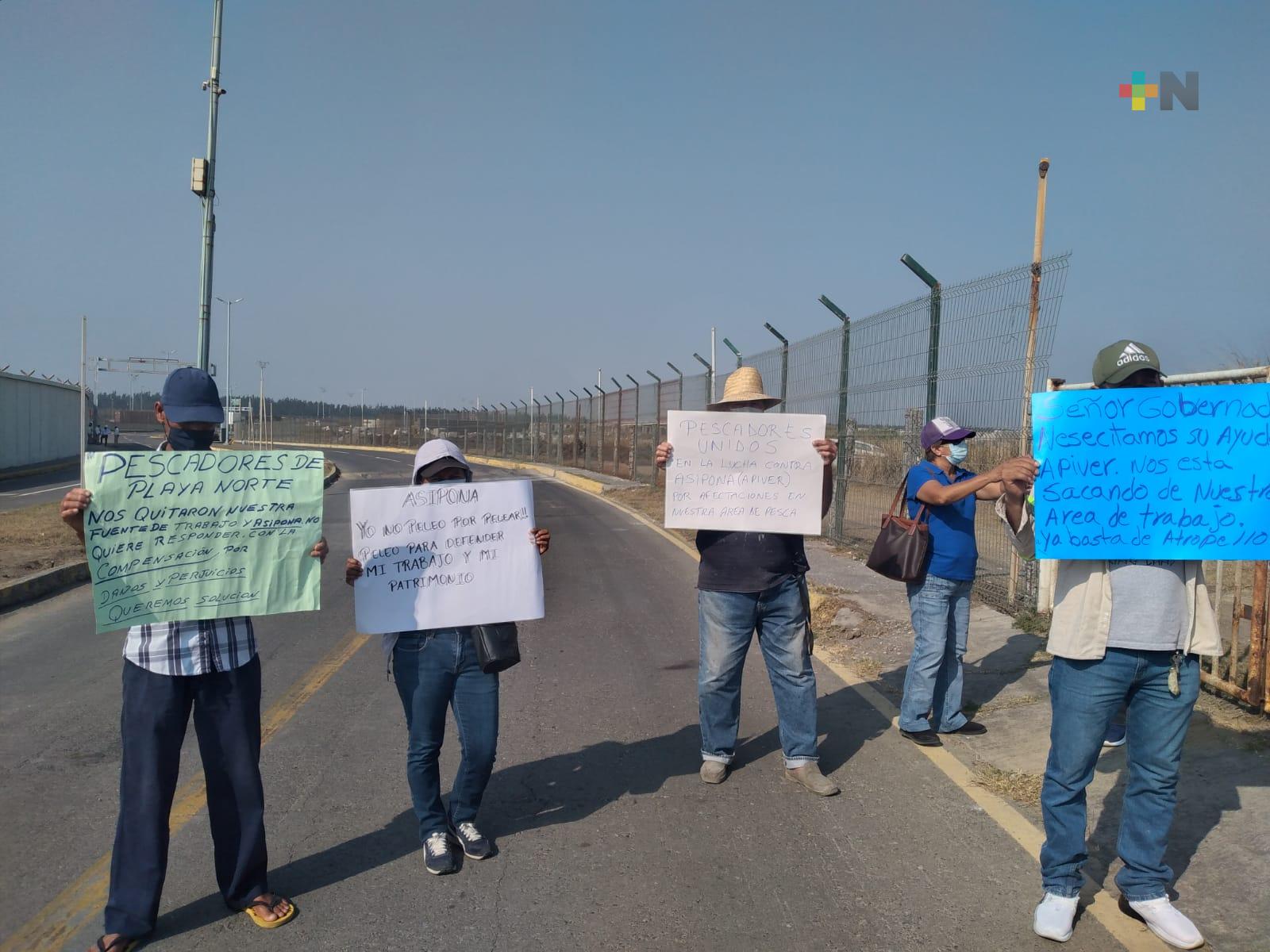 Por horario de acceso a muelles, pescadores se manifiestan en puerto de Veracruz