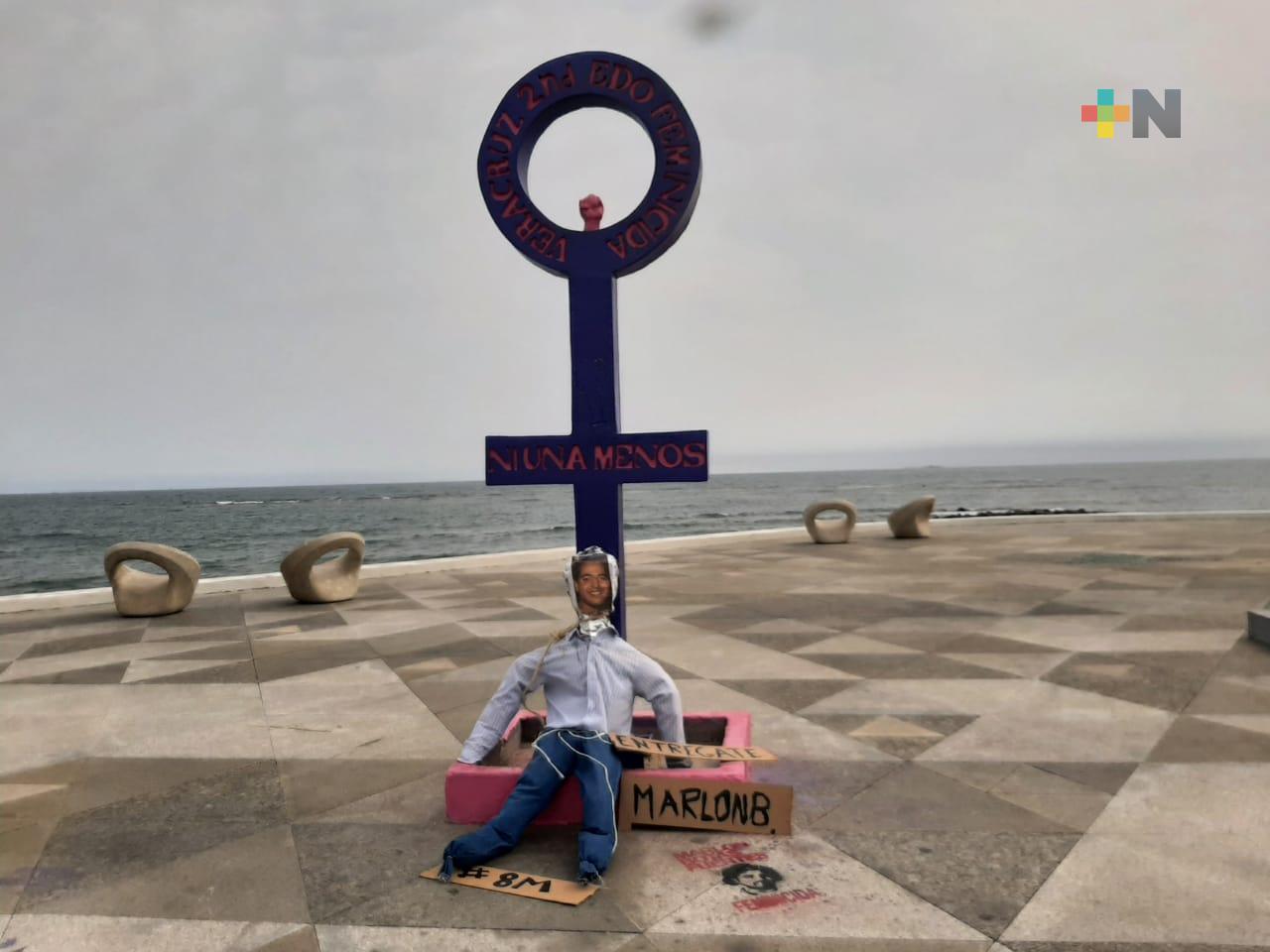 Muñeco de Marlon «N», presunto feminicida de Montse Bendimes, posa en la antimonumenta