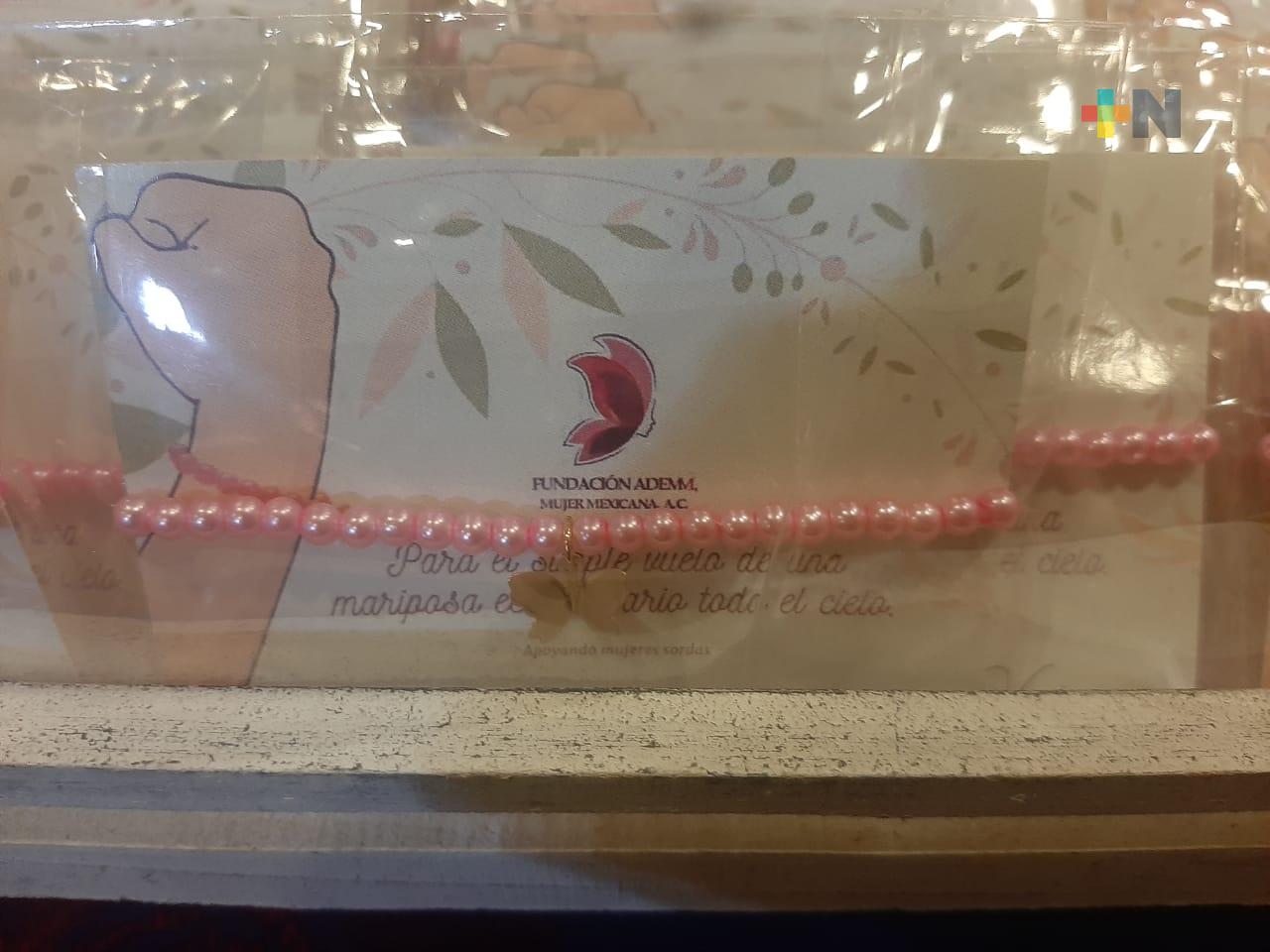 Inician venta de pulsera para apoyar a mujeres sorda que sufren violencia en hogares