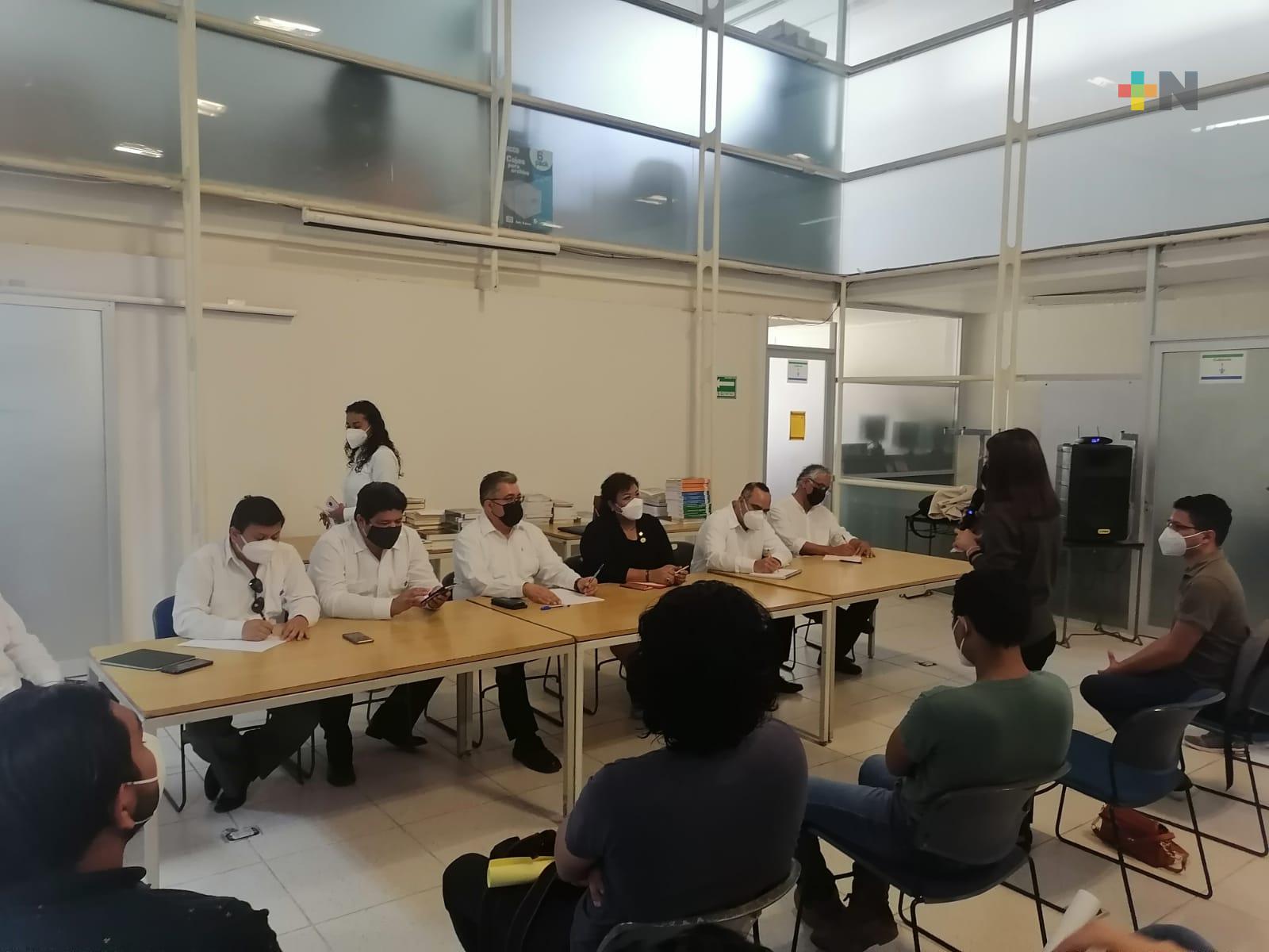 Autoridades de la UV escucharon inquietudes de alumnos que exigen clases presenciales