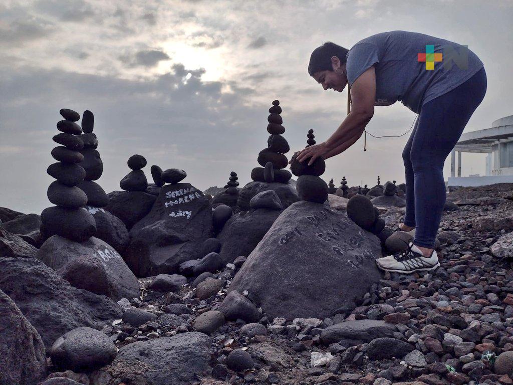 Equilibrio de rocas, una terapia relajante en escolleras de Veracruz