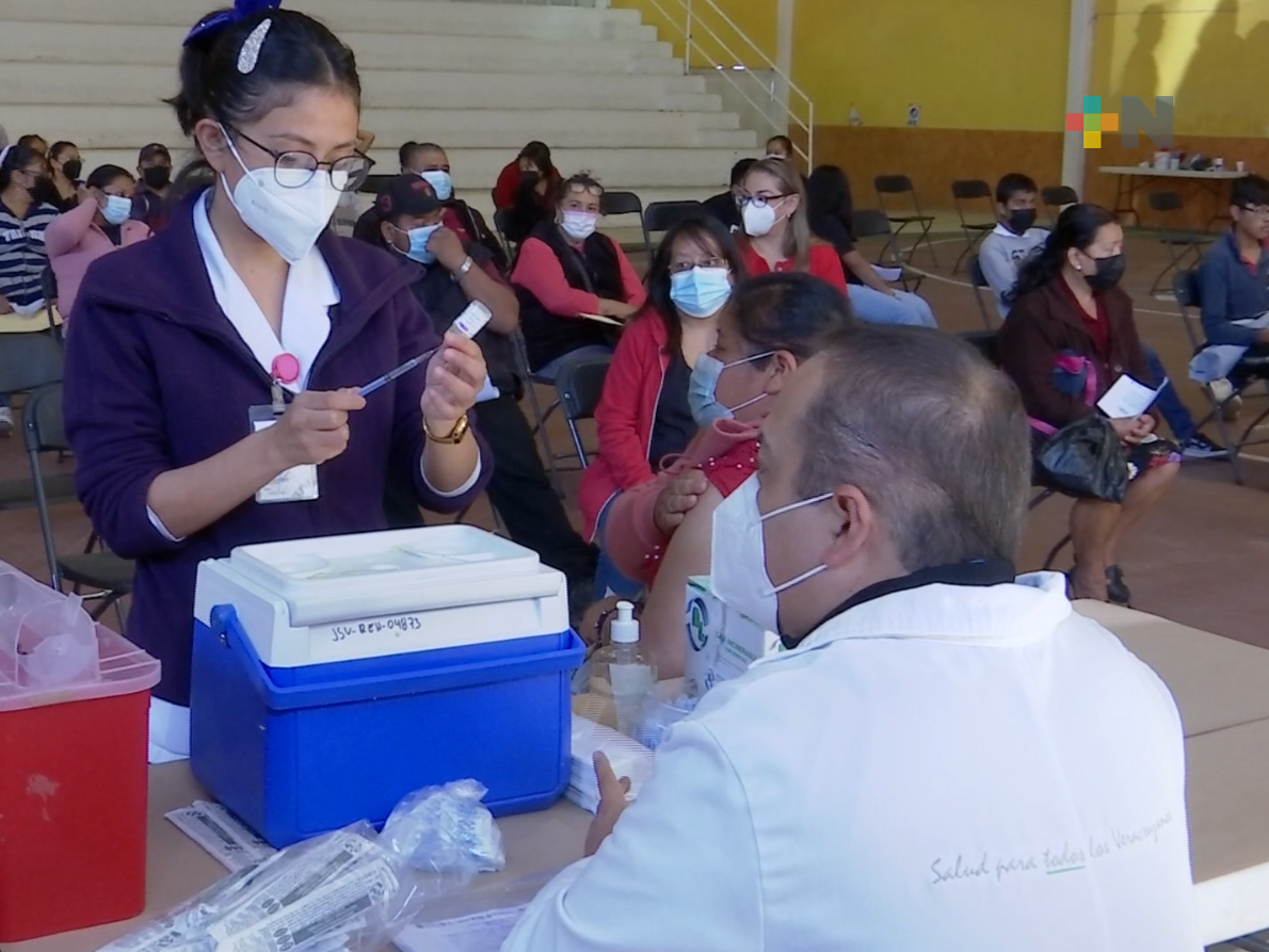 Aplican vacunación de refuerzo en Miahuatlán a población de 30 años y más
