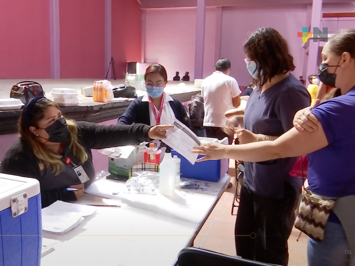 Aplican vacunas de refuerzo en municipio de Naolinco para población de 30 a 39 años