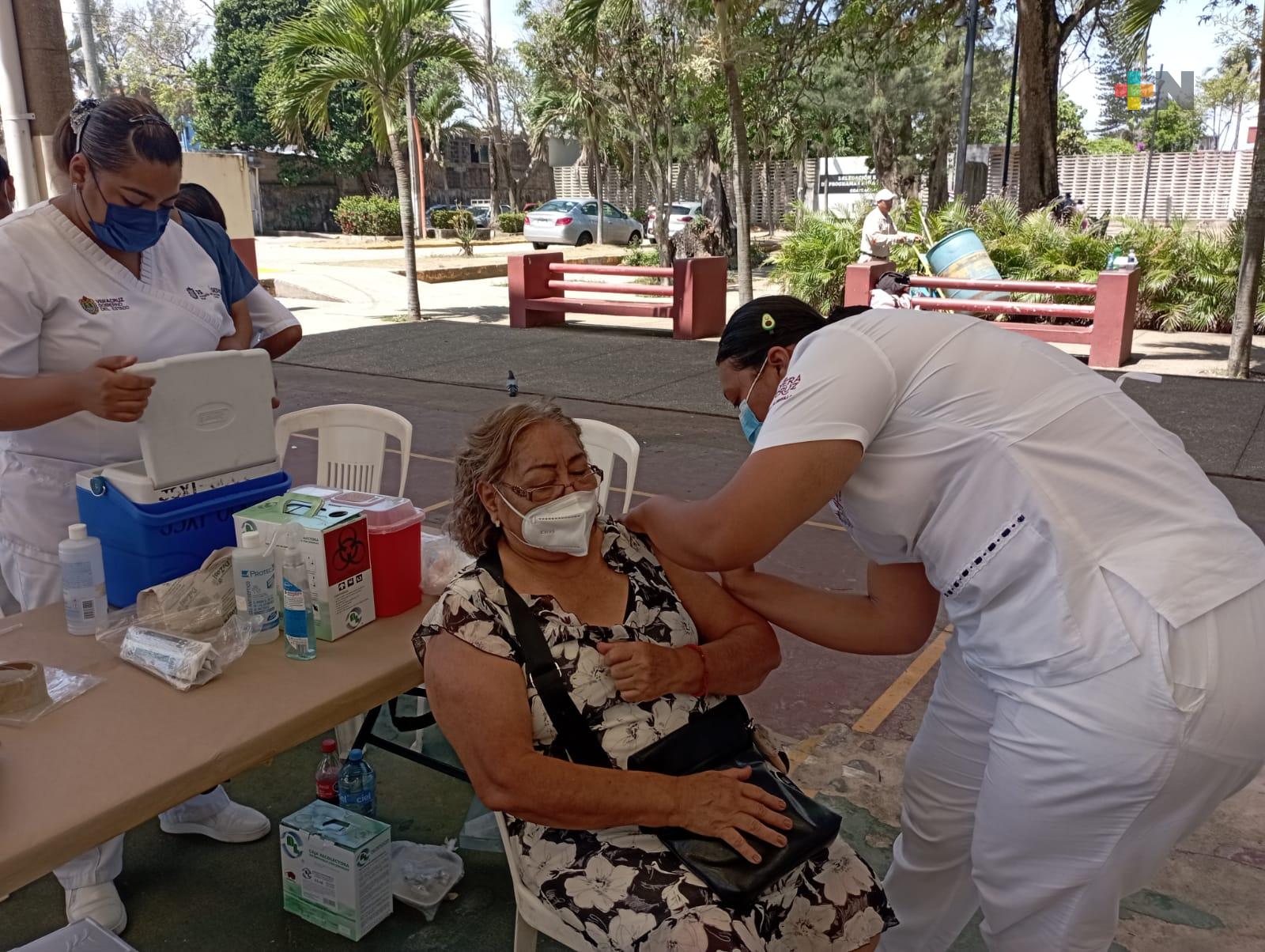 Poca presencia de adultos mayores para recibir cuarta dosis antiCovid en Coatzacoalcos