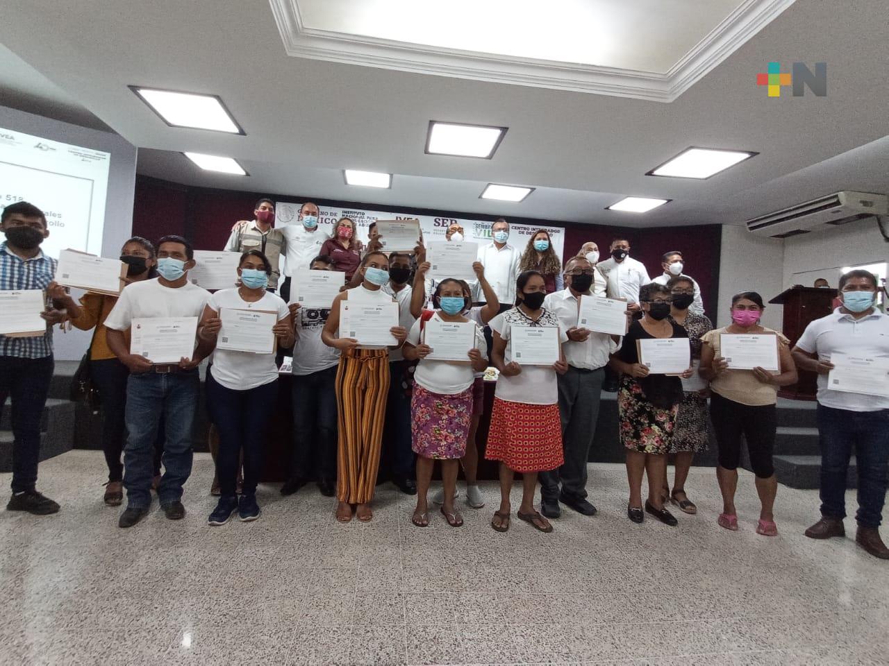 IVEA entrega certificados de primaria y secundaria a coatzacoalqueños