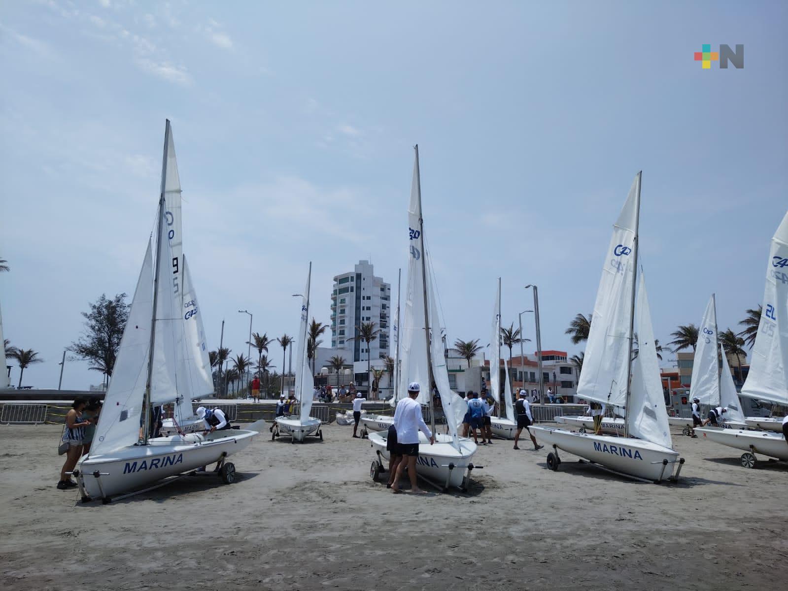 Escuela Naval Militar llevó a cabo una regata de veleros ligeros