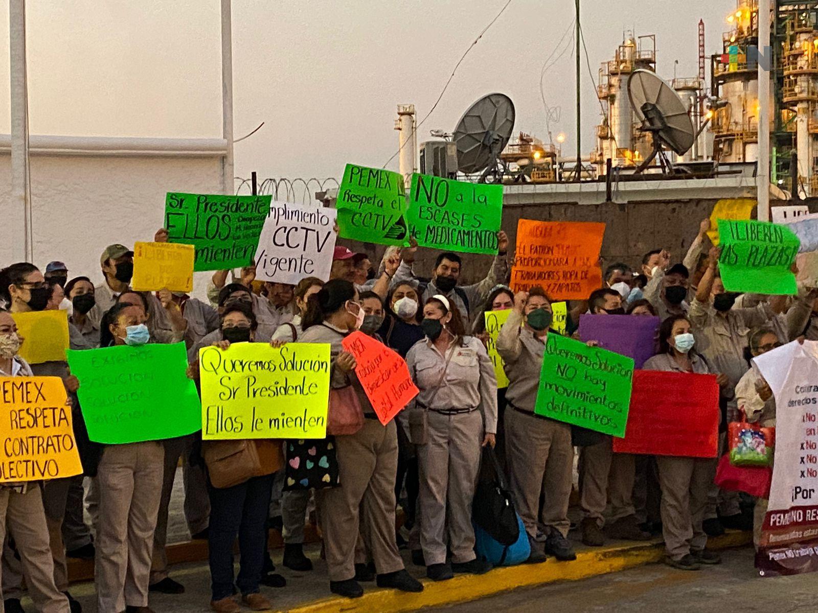 En el sur de Veracruz, empleados de Pemex demandan mejores condiciones laborales