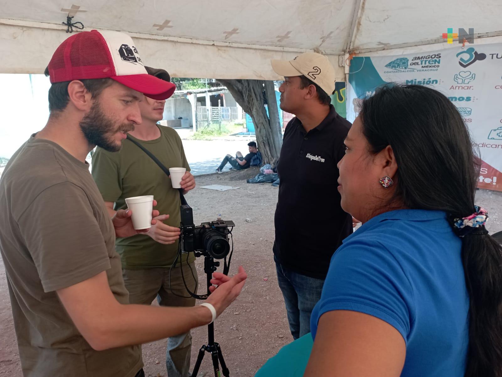 Productores extranjeros documentan en Coatzacoalcos paso de migrantes por México