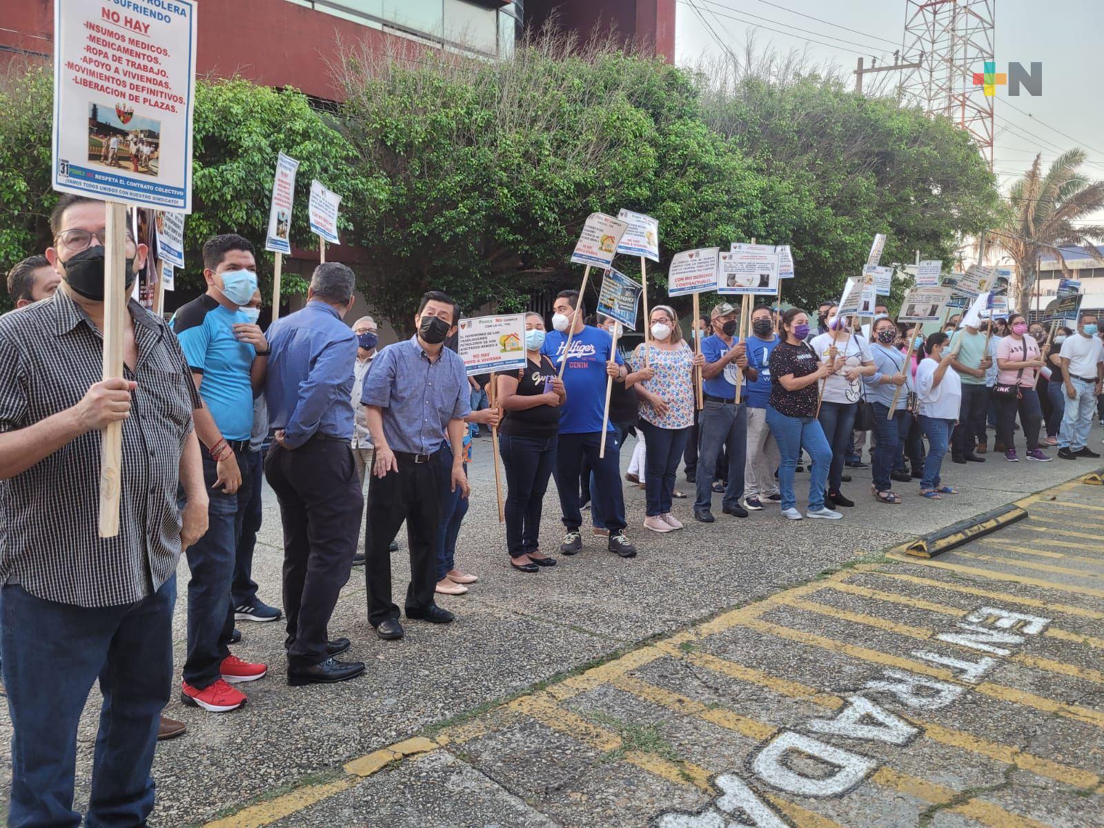 De nueva cuenta, trabajadores de Pemex exigen mejores condiciones laborales