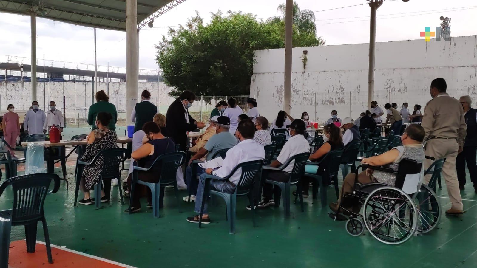 Con menor afluencia, aplican cuarta dosis antiCovid para adultos mayores en Córdoba
