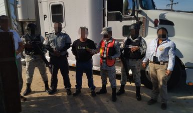 Identifica INM a 61 personas extranjeras en caja y cabina de tractocamión