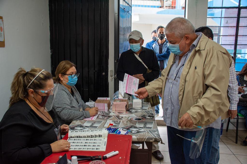 Participa Manuel Huerta en la consulta popular