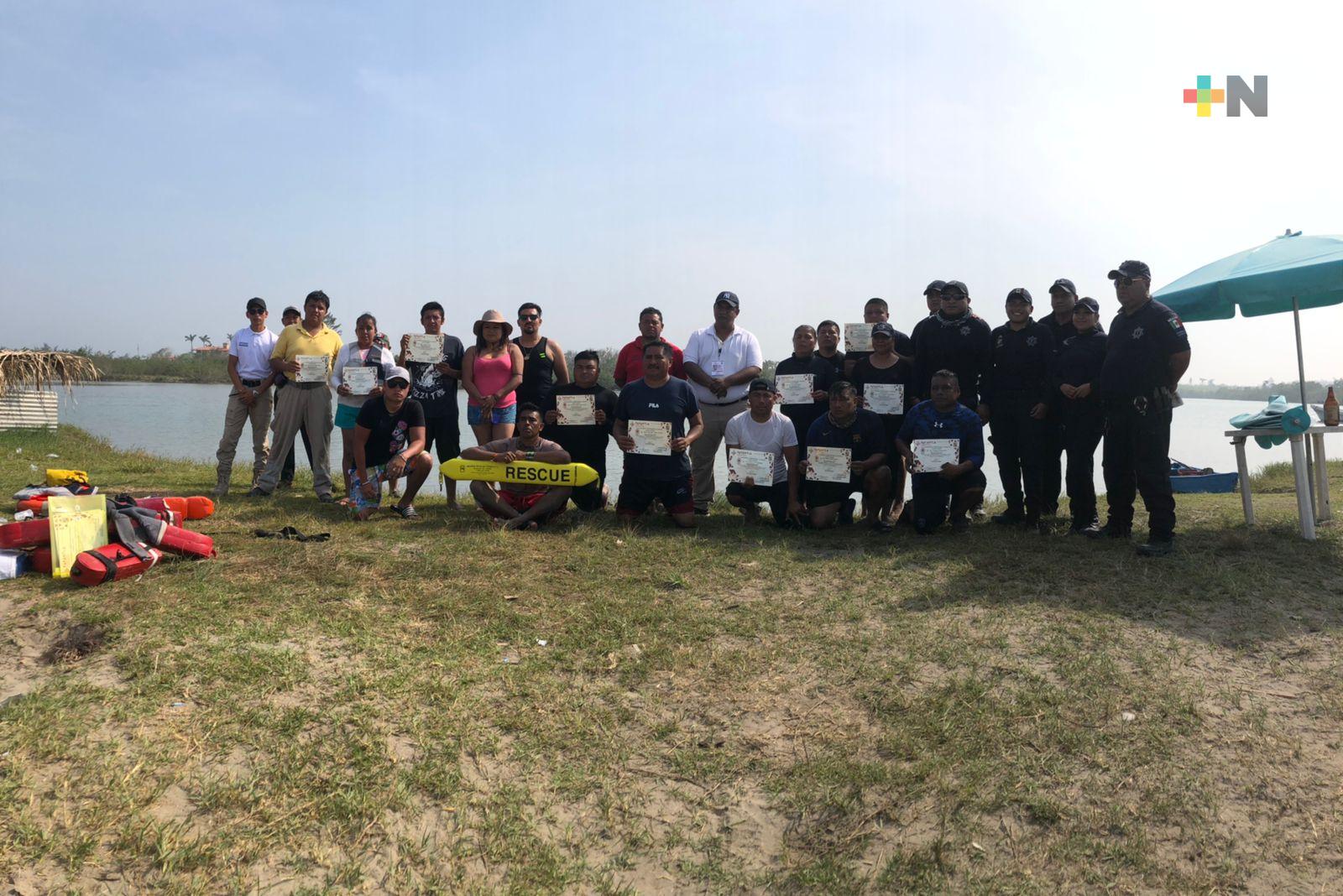 Capacitan en técnicas de rescate y nado a guardavidas del municipio de Papantla