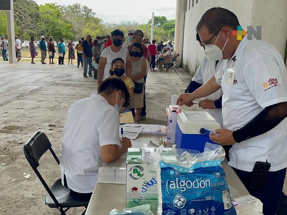 Aplican segundo refuerzo antiCovid a adultos mayores de Martínez de la Torre