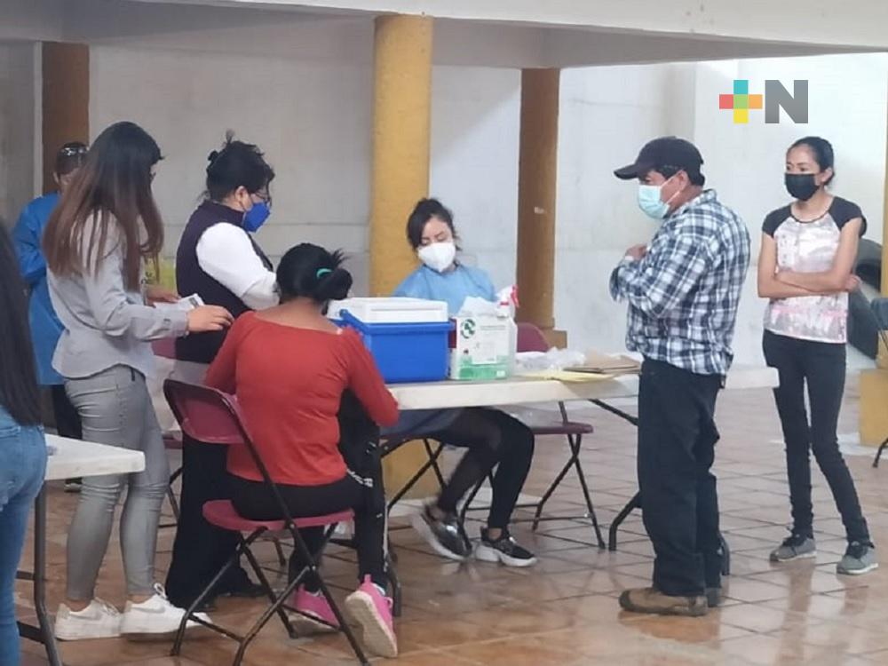 Aplican vacuna antiCovid a población de municipio de Rafael Lucio