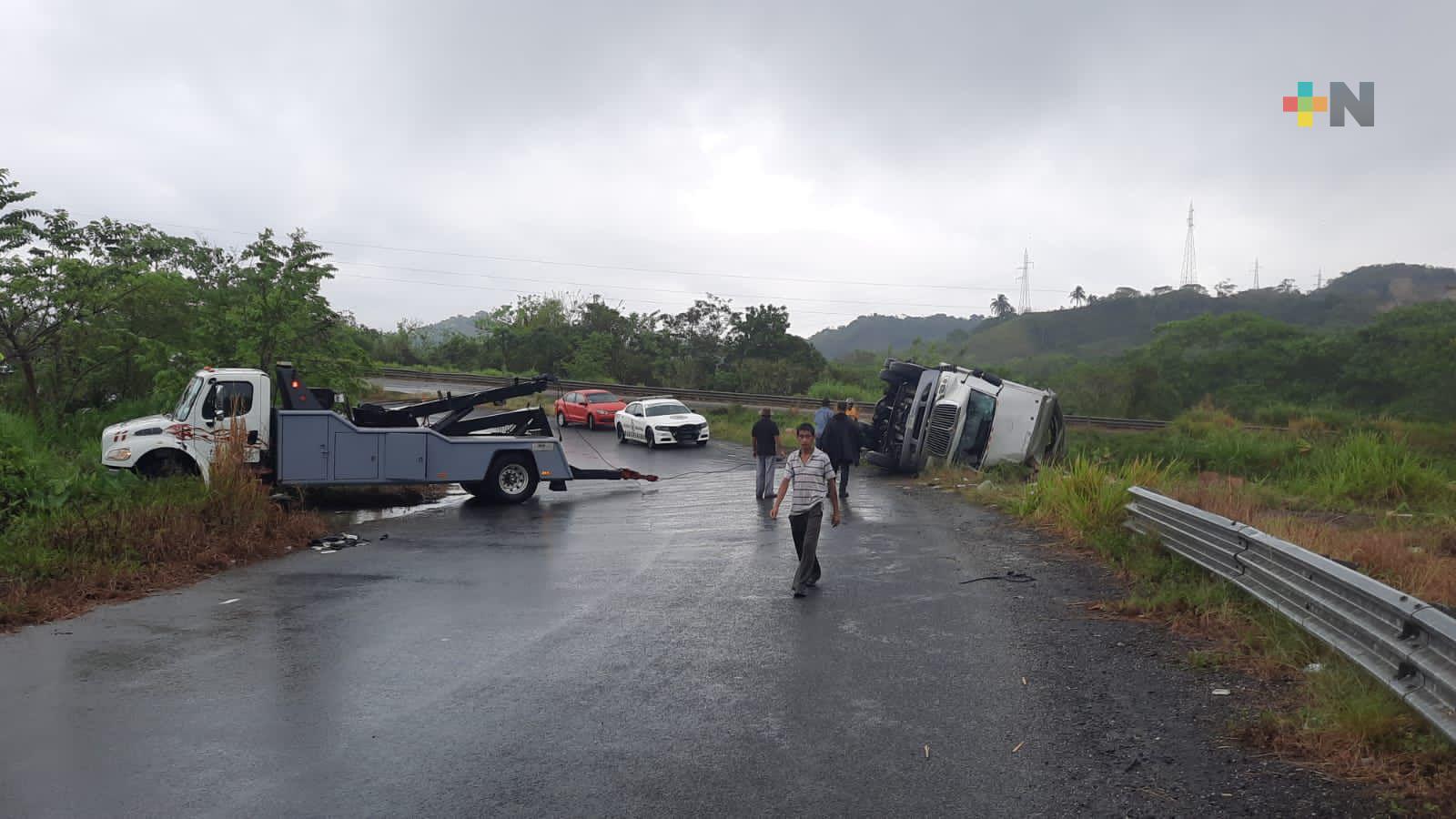 Rapiña tras volcadura de camión con equipo médico del IMSS en carretera 180; chofer lesionado