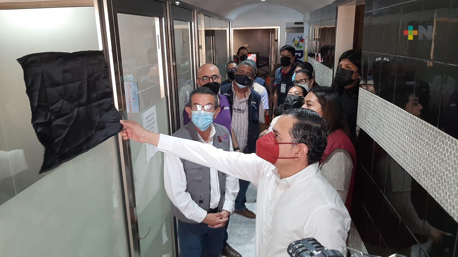 Encabeza el director general de RTV, Víctor Hugo Cisneros develación de placa en memoria al editor Armando López