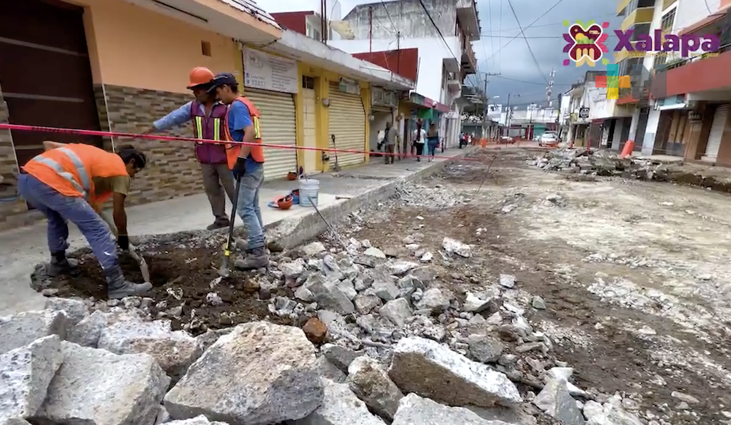 Avanzan obras y rehabilitación de calles en colonias de Xalapa