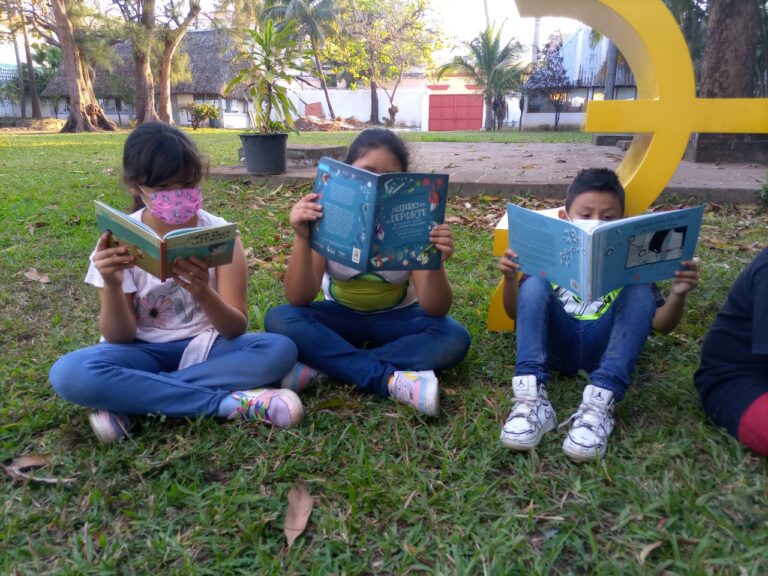 Conmemora IVEC el Día Mundial del Arte con jornada de intervención creativa