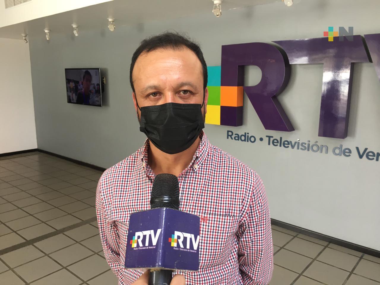 Alcalde de Ixhuacán de los Reyes regulariza inmuebles para su resguardo