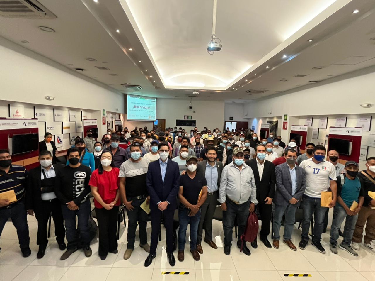 Jornaleros agrícolas viajan a Canadá con contrato en mano