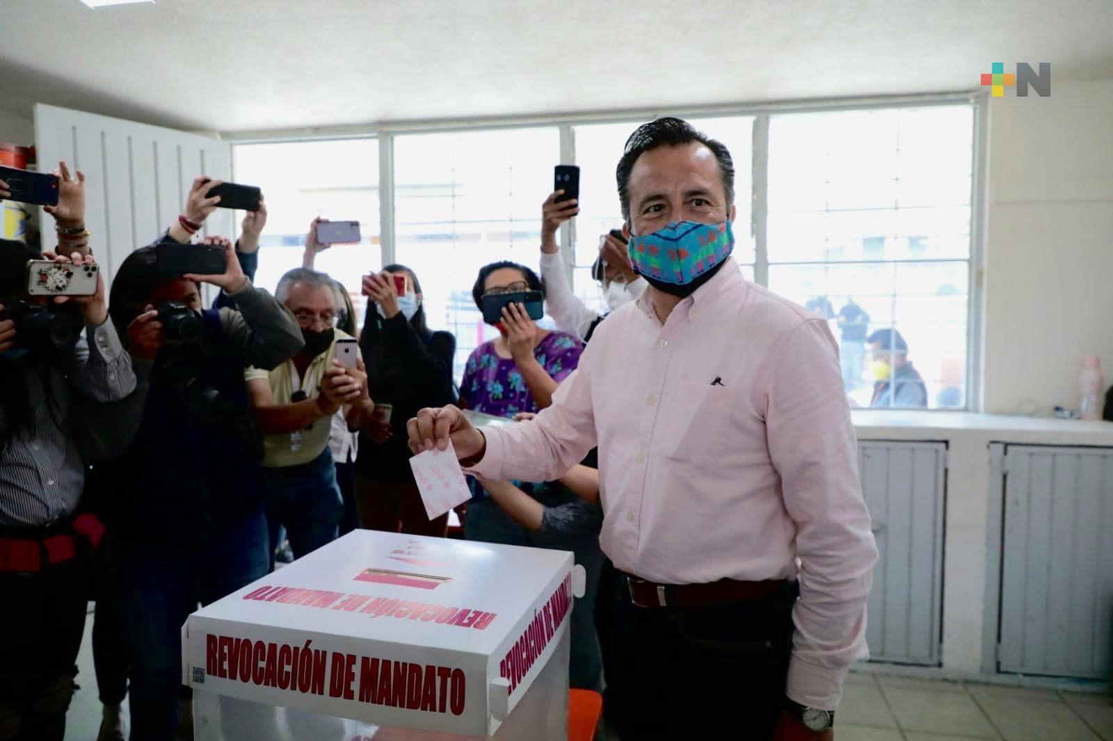 Es un ejercicio democrático inédito en la vida del país, la consulta de Revocación de Mandato, afirma Cuitláhuac García tras emitir su voto