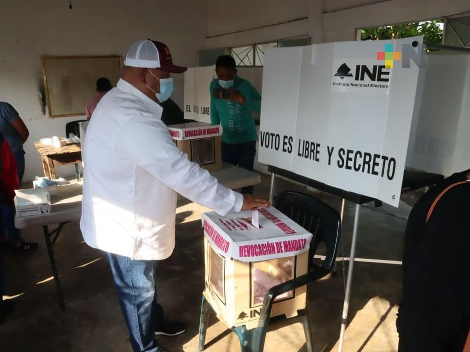 En Otatitlán participó en la consulta de Revocación de Mandato, el secretario de Gobierno, Eric Cisneros