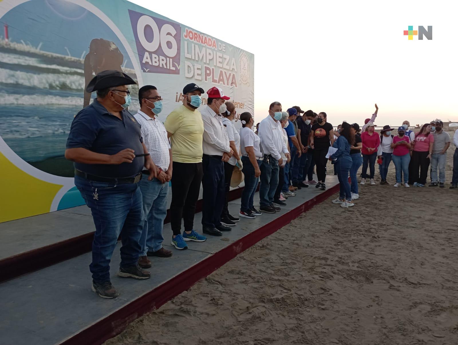 Jóvenes participan en jornada de limpieza en playas de Coatzacoalcos
