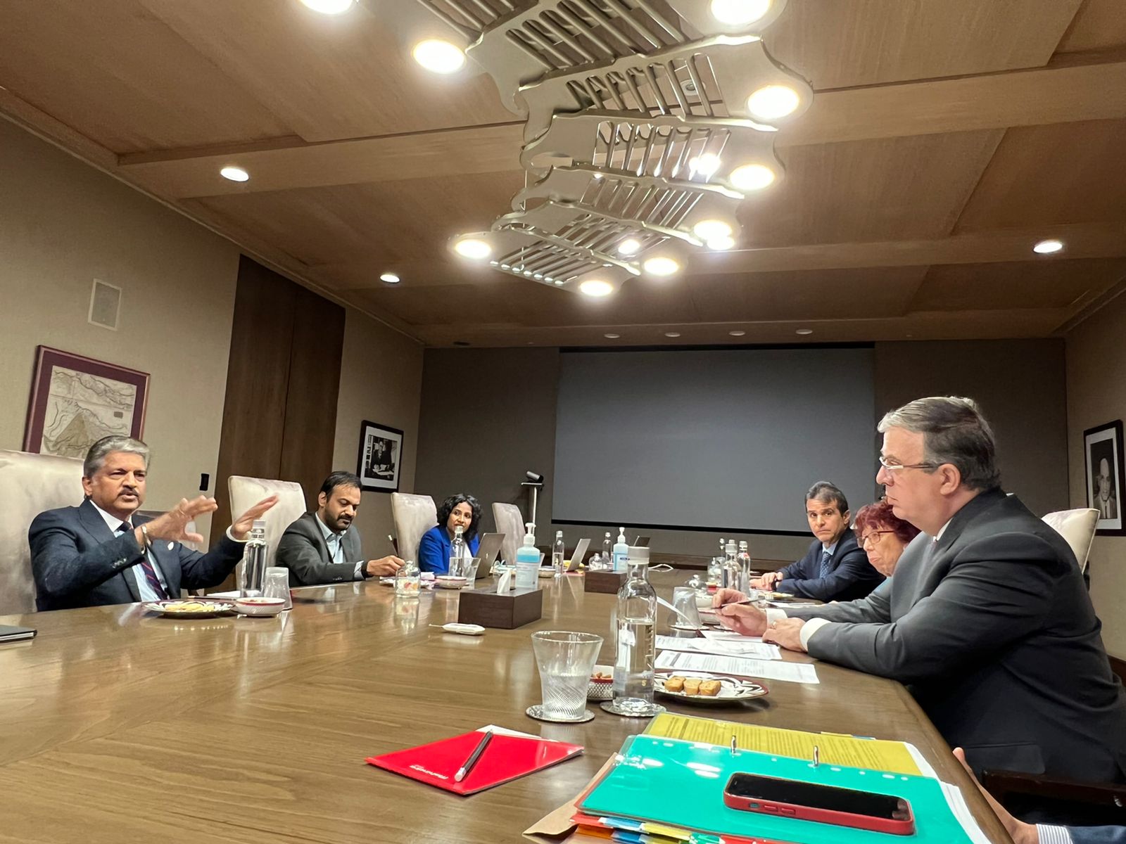 Canciller Marcelo Ebrard concluye gira por Medio Oriente e India