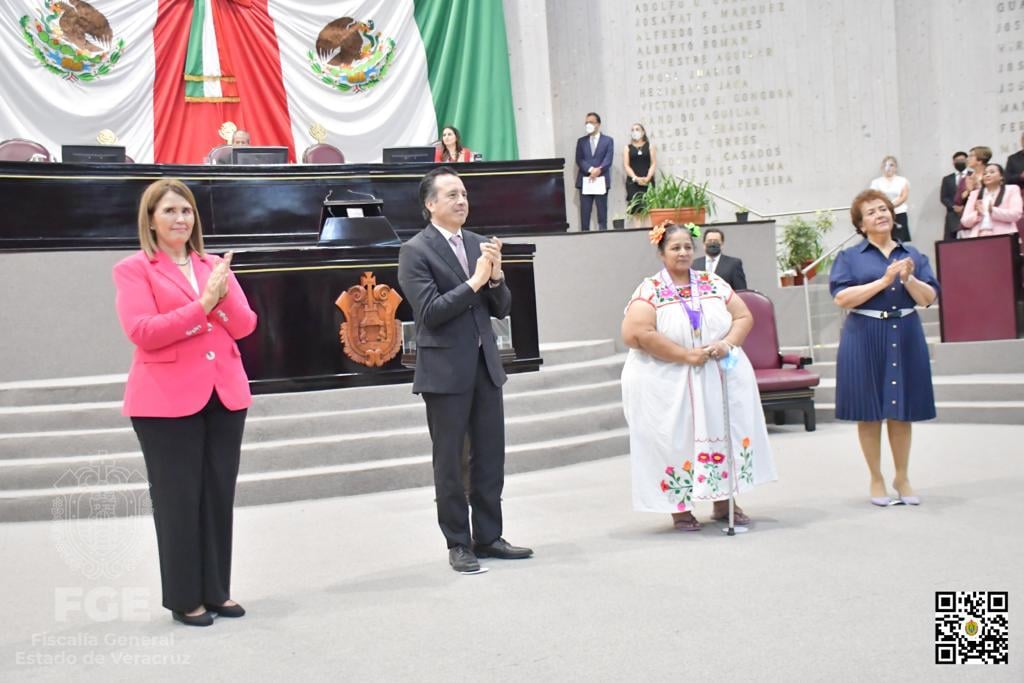 Martha Soledad Gómez Atzin recibe medalla al mérito Mujeres Valor 2022