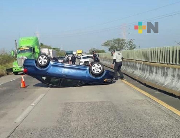 Muere menor y dos adultos lesionados tras volcadura en automóvil en autopista