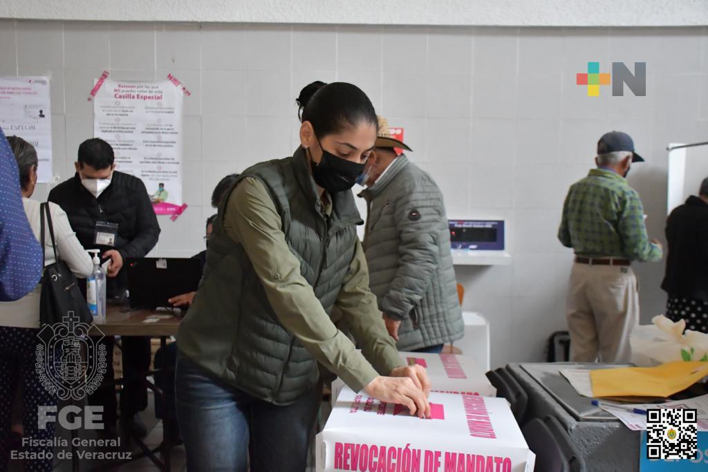 Fiscal General del Estado acude a votar, en  consulta de Revocación de Mandato