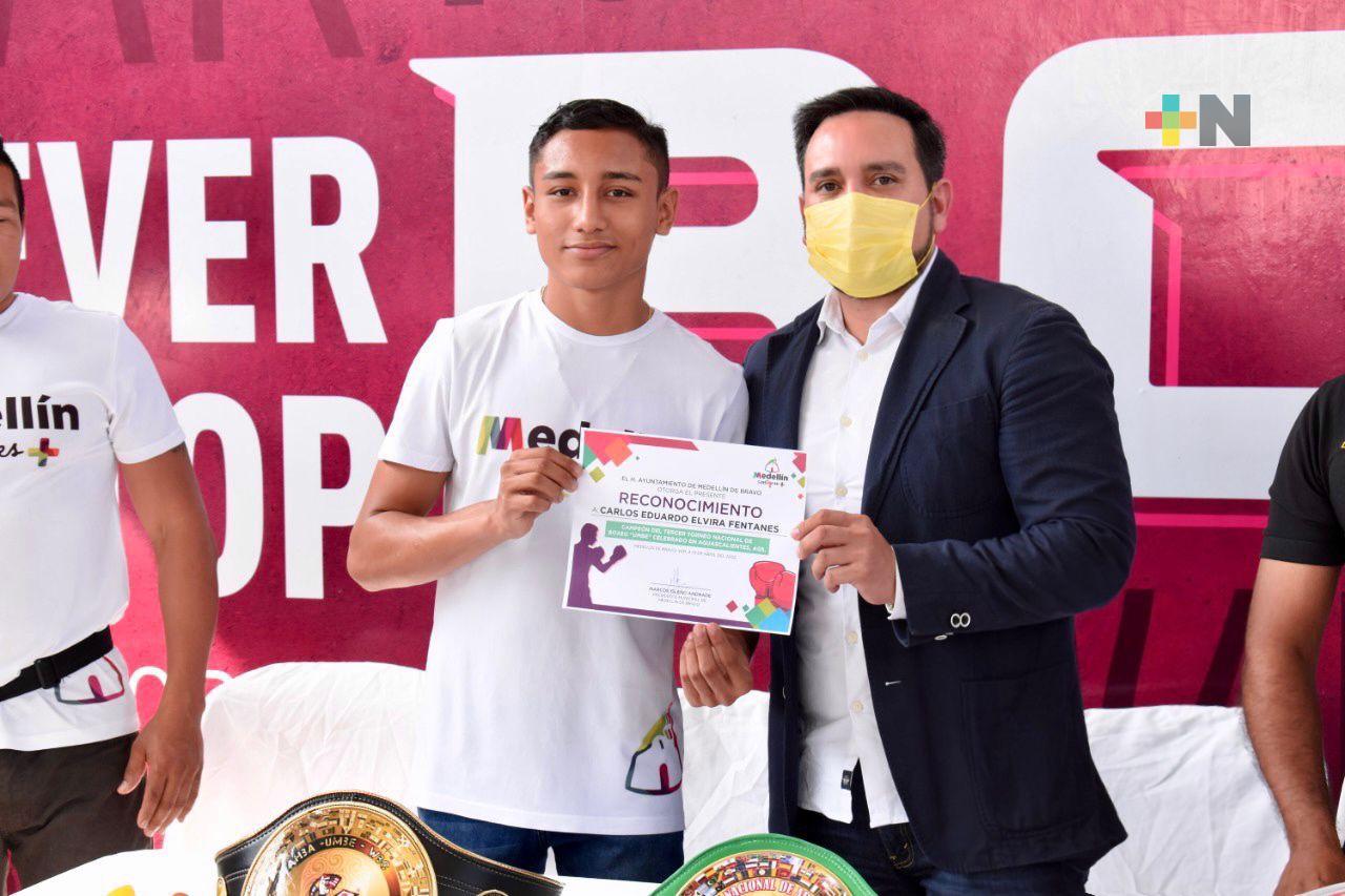 El púgil Eduardo “Explosivo” Elvira recibió reconocimiento del municipio de Medellín