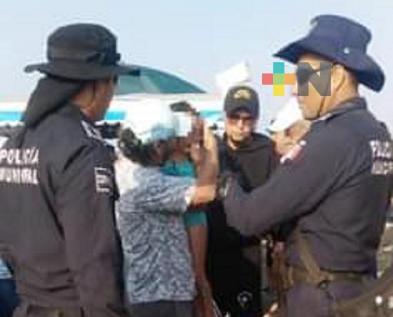 Policía municipal entrega a menor  extraviada en playas de Coatzacoalcos