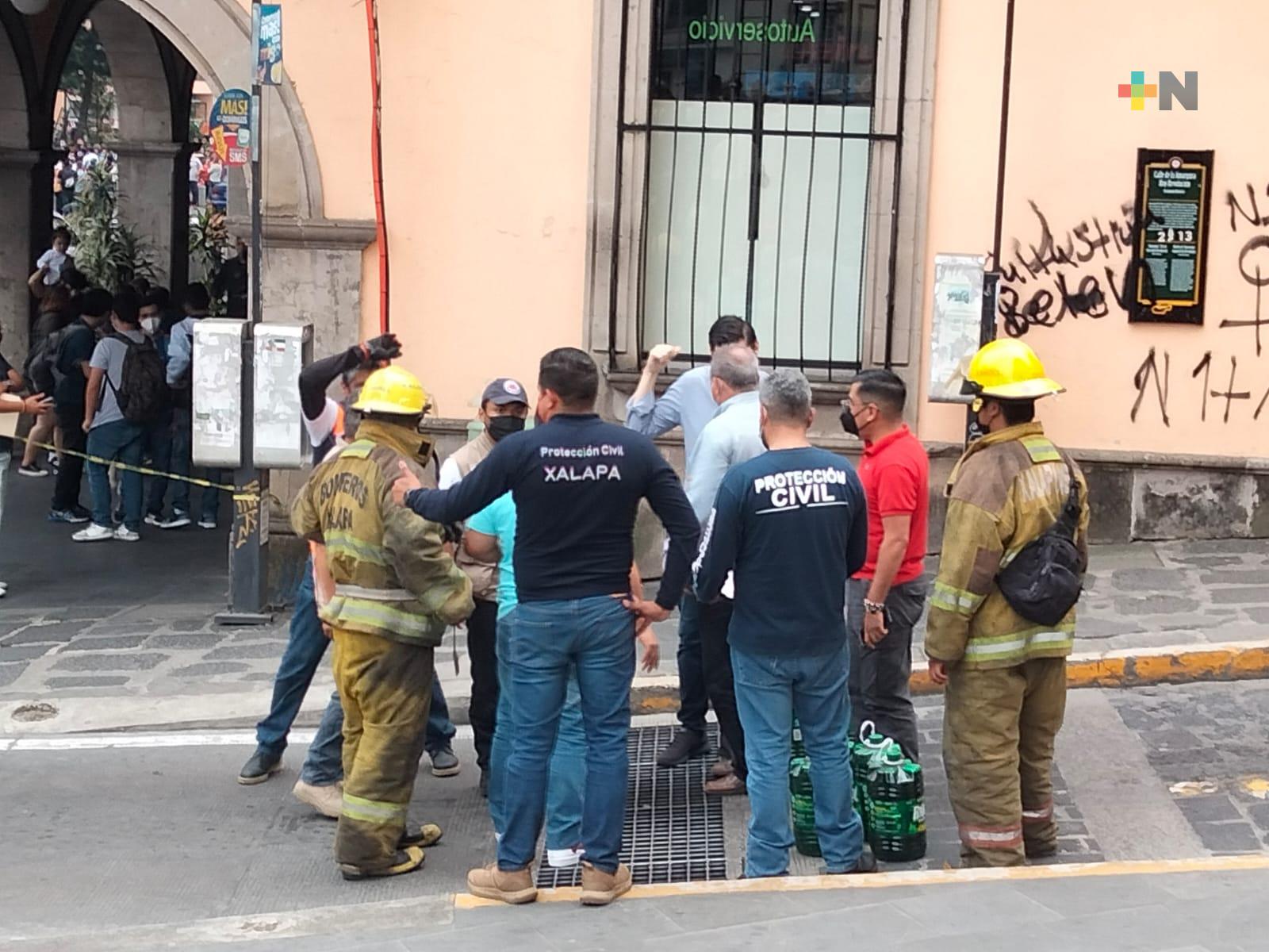 De nueva cuenta desalojan palacio municipal de Xalapa; detectan petrolato  en alcantarillas