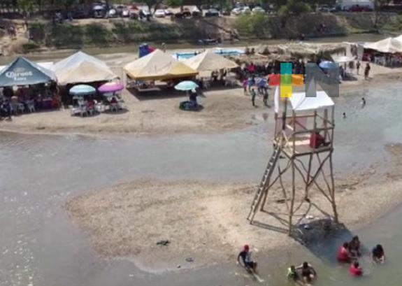 Turistas disfrutan de Semana Santa en playa del municipio de José Azueta