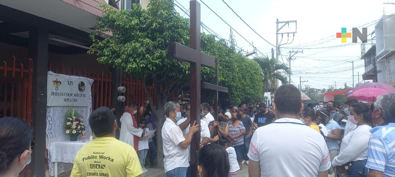 Feligresía católica de Martínez de la Torre participa en representación de viacrucis