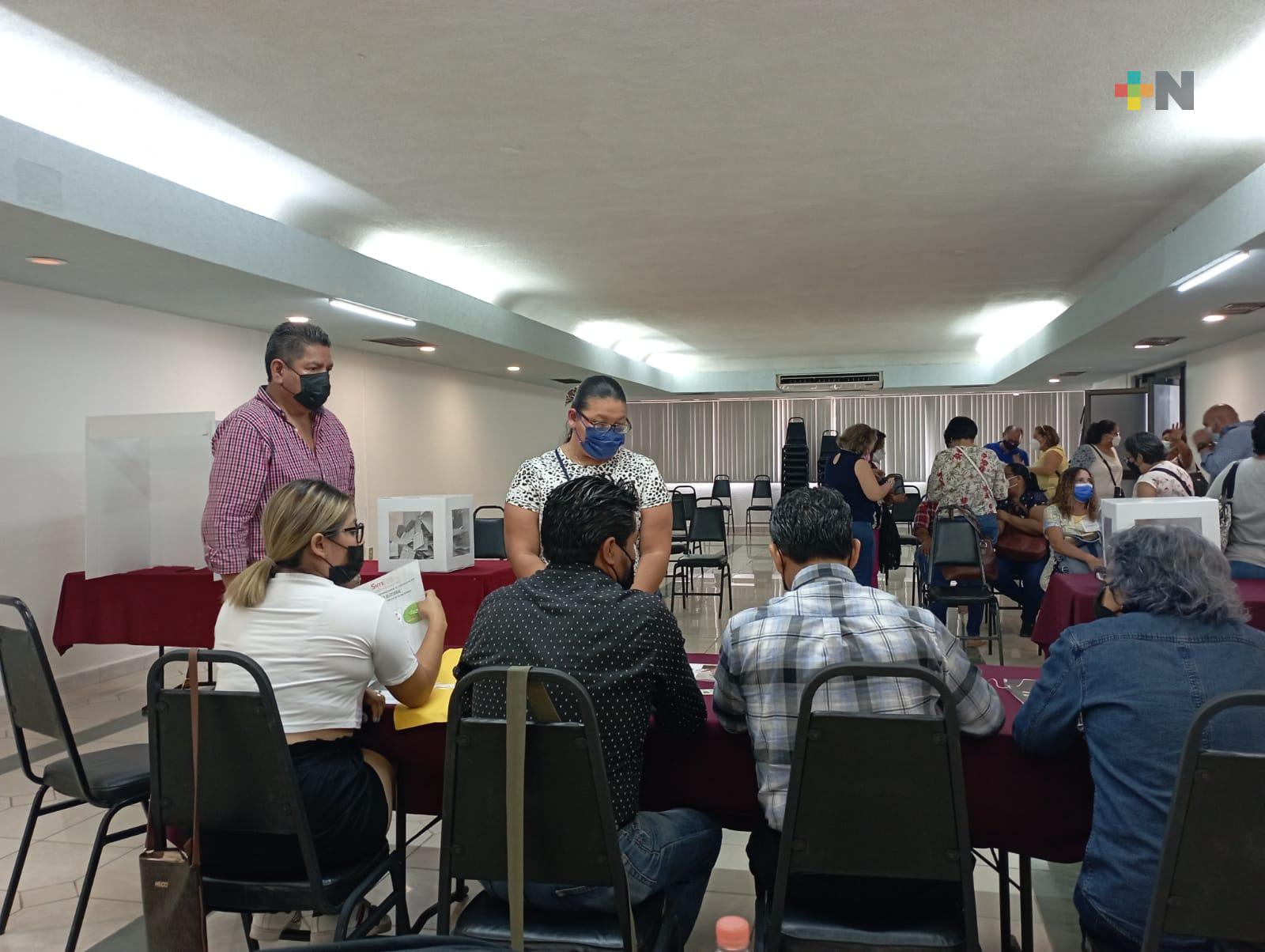 Maestros acuden a elegir a su dirigencia sindical desde temprana hora