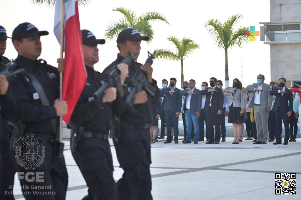 Realizan honores a la bandera en instalaciones de la FGE
