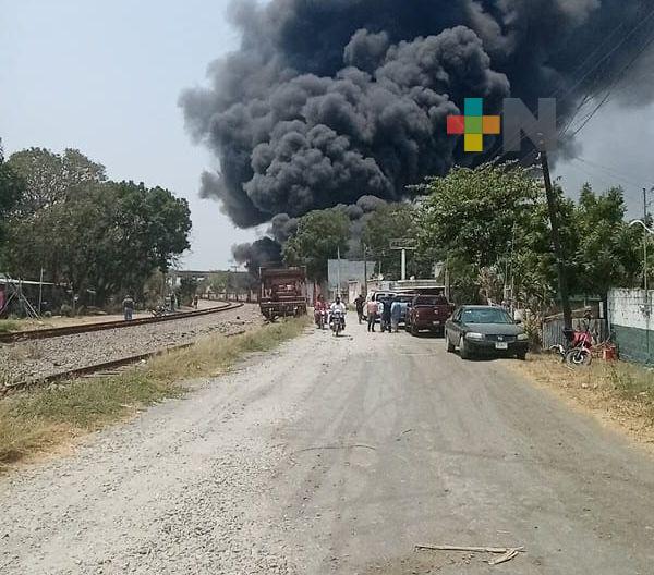 Protección Civil Estatal atiende explosión en bodega ubicada en Puente Nacional