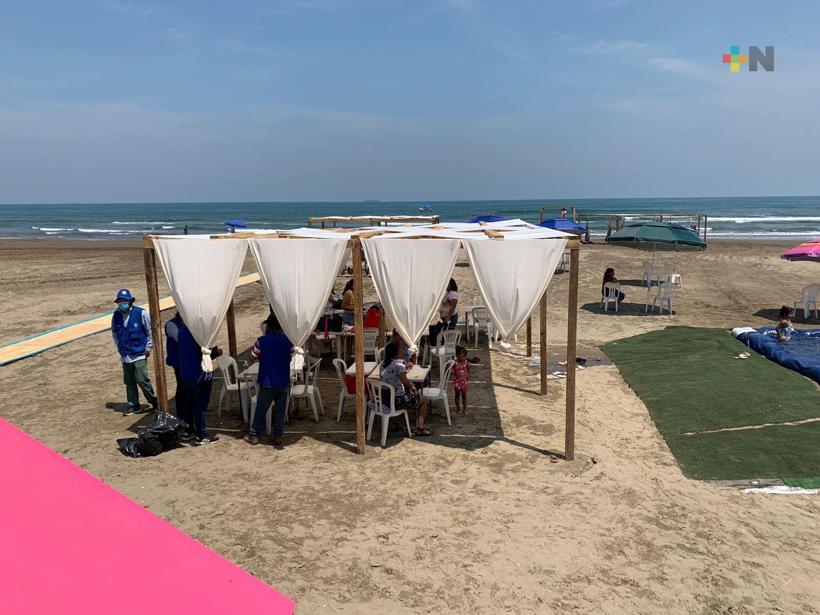 Habilitan playas de Coatza prestadores de servicios para recibir a paseantes