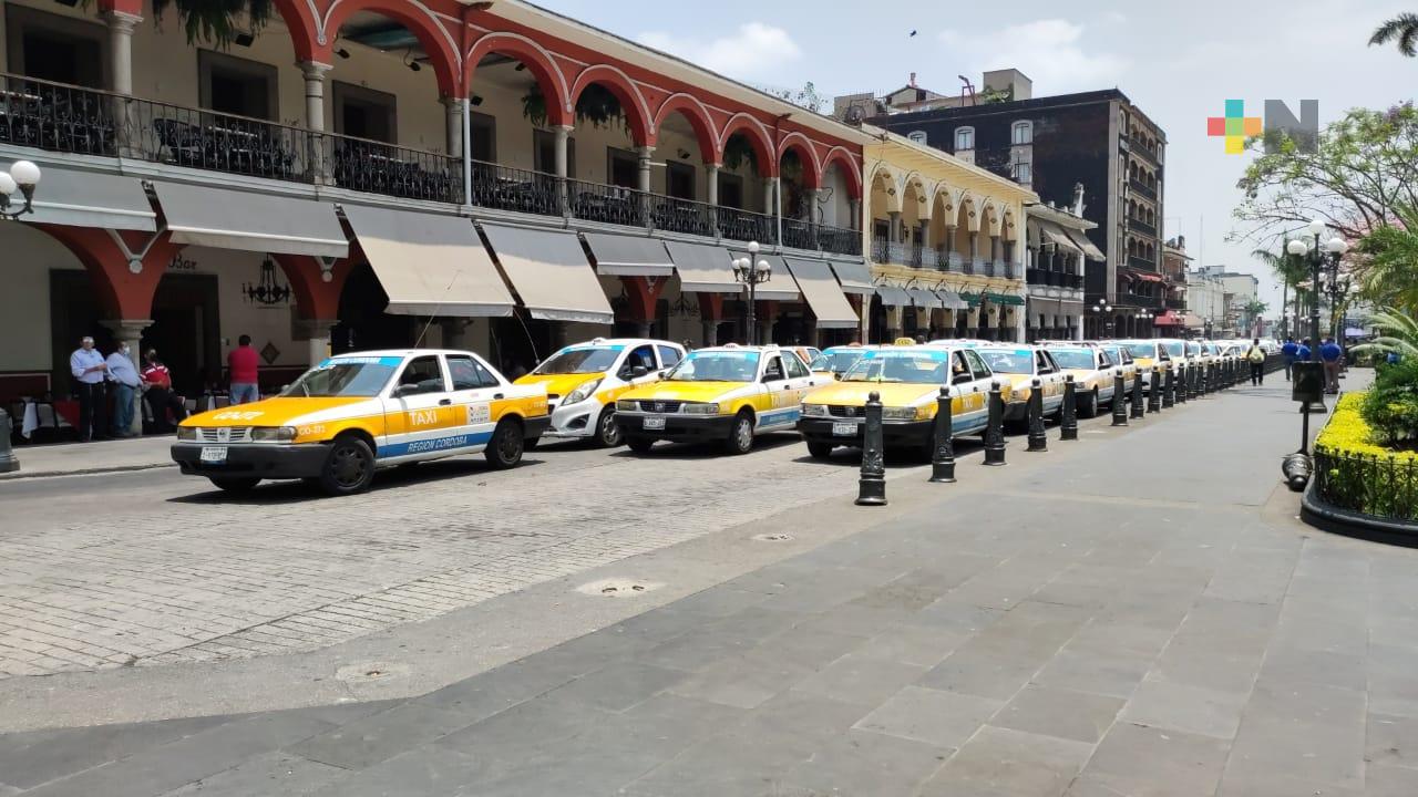 Manifiestan taxistas rechazo a parquímetros en Córdoba