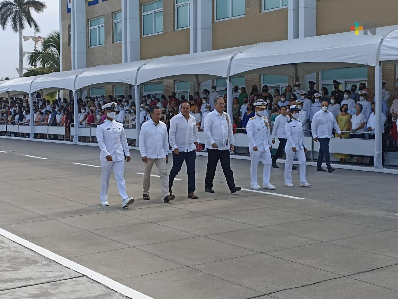 Arriba Gobernador e invitados  a conmemoración de la defensa del puerto de Veracruz