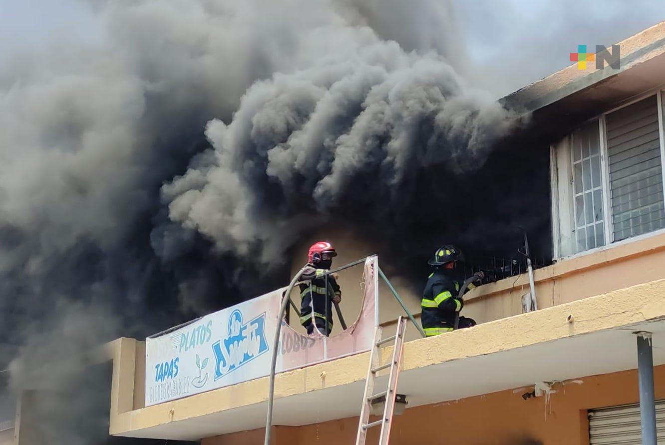 Incendio consume locales de plaza comercial de la ciudad de Veracruz
